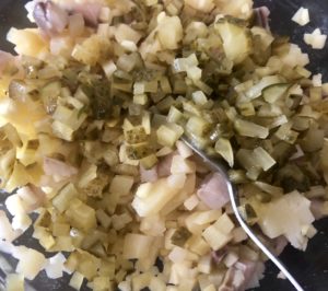 mieszanie składników na warstwową sałatkę