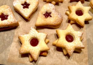 Składanie kruchych ciasteczek z dżemem krok po kroku