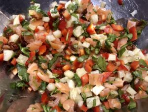 Składniki połączone do muszli nadziewanych łososiem i warzywami