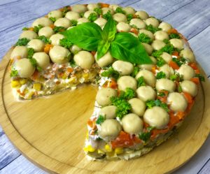 Sałatka leśna polana ze śledziami