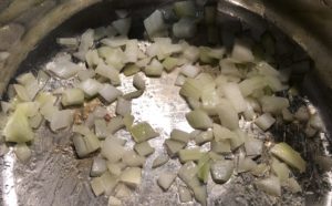 Podsmażanie cebuli i czosnku jako baza do zupy