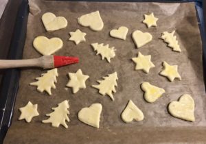 Ciasteczka serowo cynamonowe posmarowane białkiem przed pieczeniem