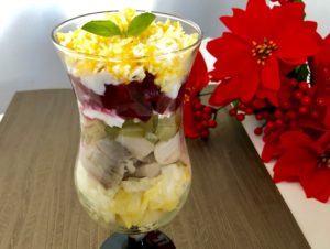 Warstwowe układanie składników na szubę czyli śledzie pod pierzynką