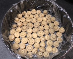 Ułożone pieczarki jako pierwszy etap przepisu na sałatkę leśną polaną ze śledziem