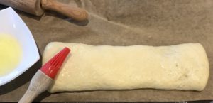 Ciasto na drożdżowy pieróg wigilijny faszerowany przygotowane do pieczenia