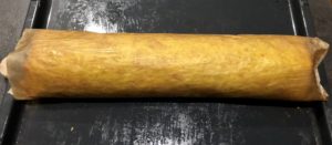 Rolada serowa z kurczakiem przygotowana do pieczenia