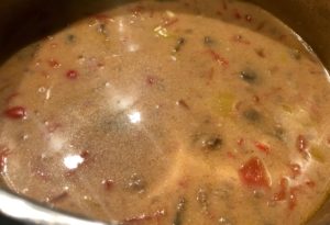 Doprawianie zupy pizza przyprawami