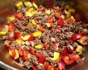 Papryka dodana do garnka z zupą