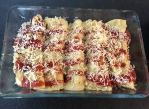 zapiekane naleśniczki posypane żółtym serem