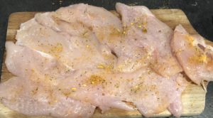Przygotowane do farszu filety z kurczaka