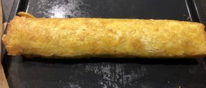 Zwijanie rolady serowej z kurczakiem