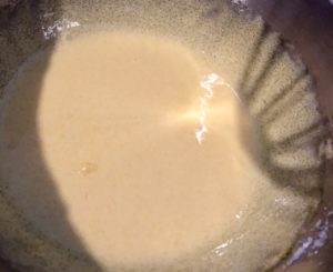 Żółtka utarte z cukrem jako baza przepisu na Sernik Twix