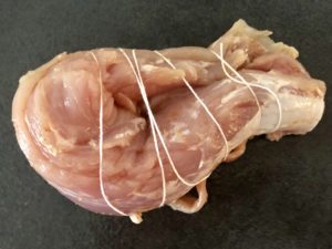 związana polędwiczka na kanapki przygotowana do pieczenia