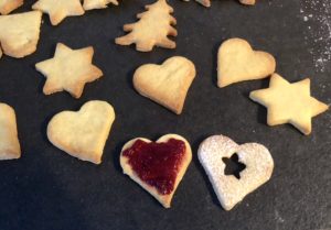 Smarowanie ciasteczek dżemem w przepisie na ciasteczka świąteczne