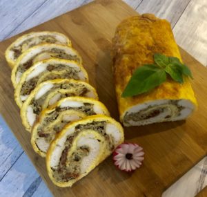 Rolada serowa z kurczakiem, pieczarkami i suszonymi pomidorami