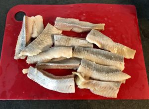 Pokrojone śledzie do przepisu na koreczki śledziowe