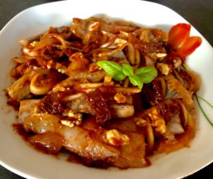 Śledzie z orzechami i suszonymi pomidorami w marynacie