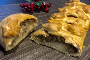 Kulebiak z kapustą i grzybami po upieczeniu idealny na Wigilię