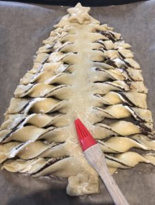 Przygotowanie choinki drożdżowej do pieczenia poprzez posmarowanie białkiem