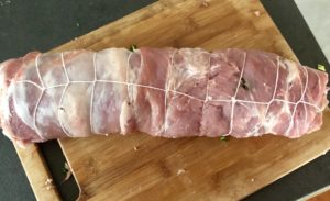 Zwinięta rolada schabowa przygotowana do pieczenia