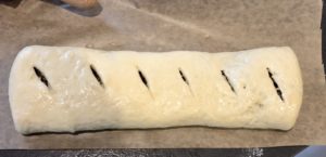 Poprzeczne nacięcia na wierzchu kulebiaka dla lepszego wypieku