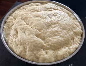 Wyrośnięte ciasto drożdżowe na świąteczne pieczone pierożki