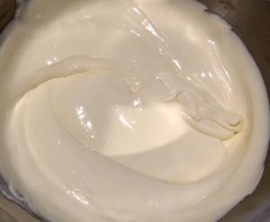 Gładko zmiksowana masa serowa do przepisu na Ulubiony sernik