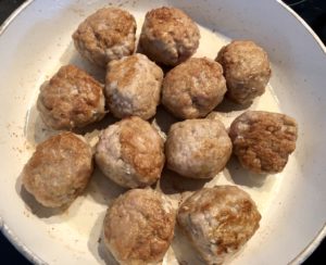 Smażenie klopsików na patelni na złoty kolor