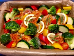 dorsz z warzywami i cytryną przed wstawieniem do piekarnika