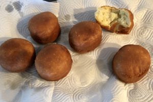 odsączanie pączusiów z konfiturą z nadmiaru tłuszczu