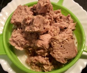 Sałatka nicejska z tuńczykiem z tuńczykiem z puszki