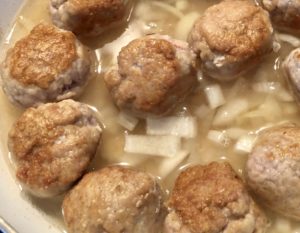Klopsiki zalane bulionem podczas gotowania