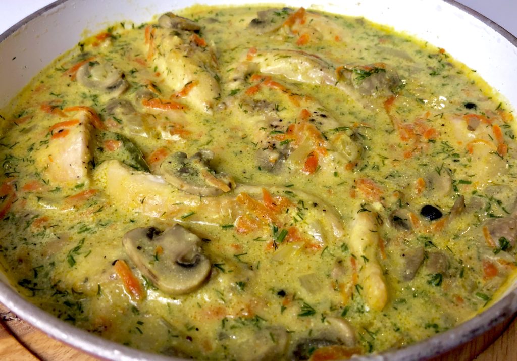 Kurczak w sosie pieczarkowo koperkowym
