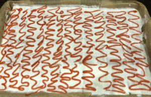 dekorowanie ciasta malinowego na biszkopcie masą malinową