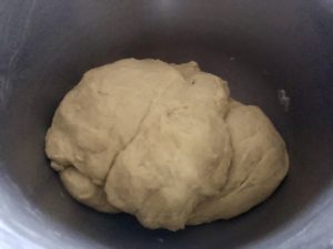 wyrabianie ciasta drożdżowego na pączki z konfiturą truskawkową