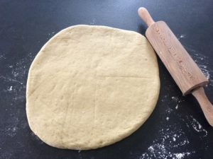 rozwałkowane ciasto na pączki z konfiturą