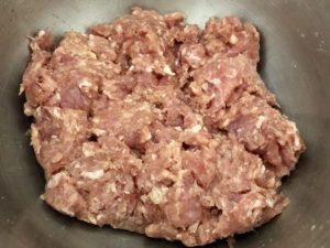 Przygotowanie masy mięsnej na klopsiki z makaronem