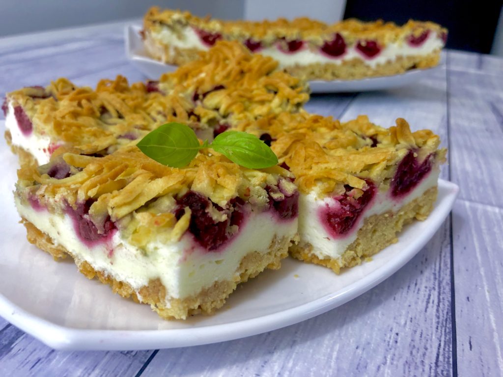 ciasto z mrożonymi owocami