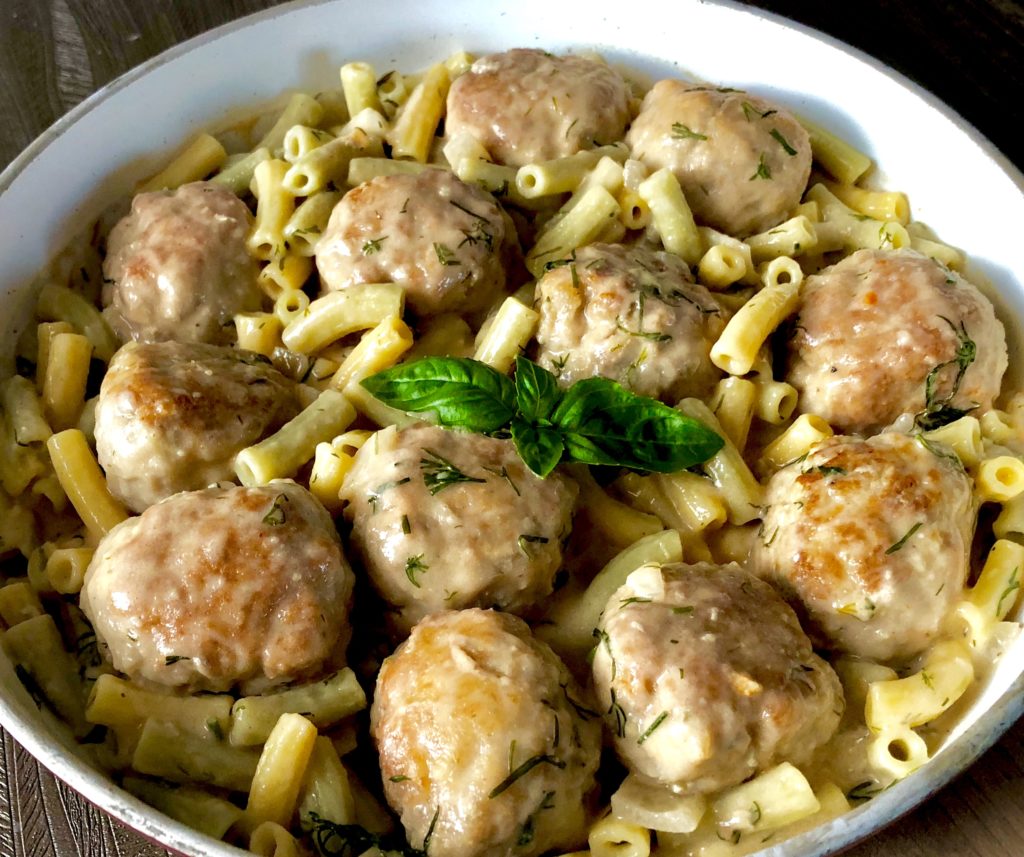 Pulpety z makaronem w sosie pomidorowym – danie jednogarnkowe