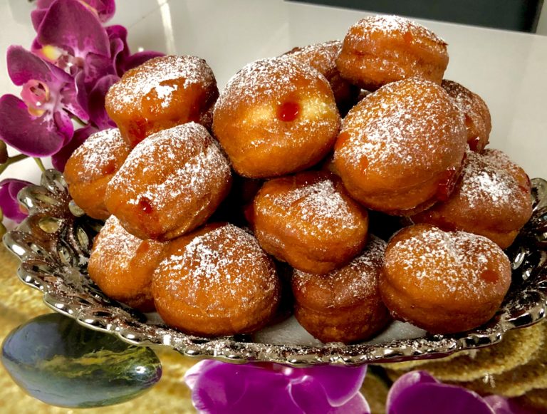 pączki z konfiturą truskawkową