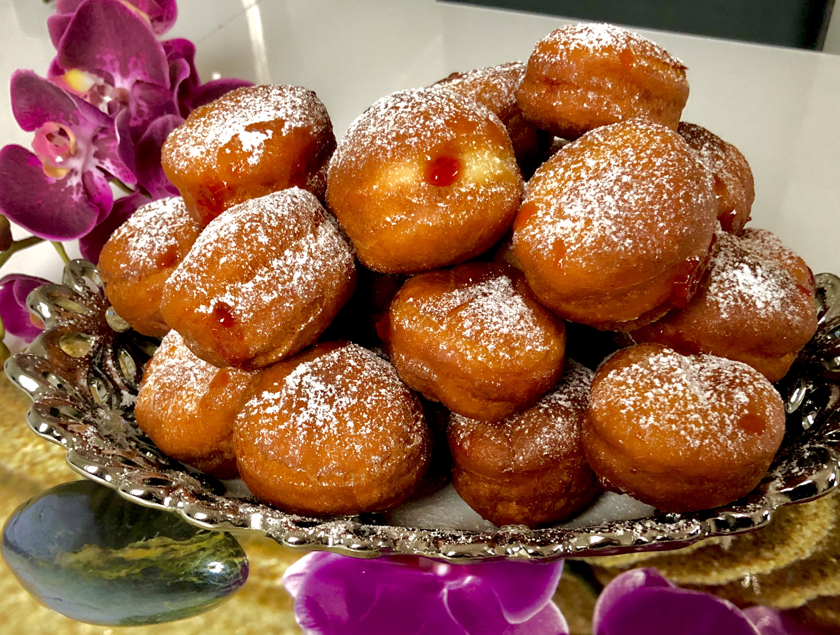 pączki z konfiturą truskawkową