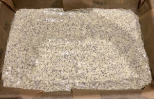 biszkopt w formie przygotowany do pieczenia ciasta malinowego