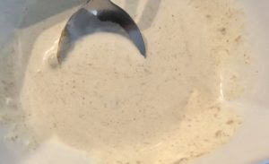 Przygotowanie śmietany do sosu koperkowego