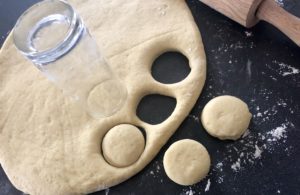 wycinanie kółek z ciasta na pączki