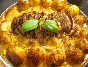 schab faszerowany pieczony z kapustą i ziemniakami