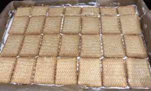 układanie herbatników na cieście malinowym