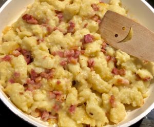 Wielkopolskie, tradycyjne kluski kładzione, przygotowywane ze startych, surowych ziemniaków z dodatkiem jajek, mąki i soli.