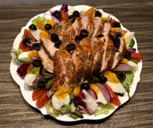 Czarne oliwki w sałatce z indykiem