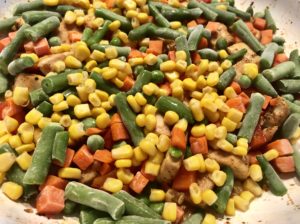 indyk z warzywami na patelni