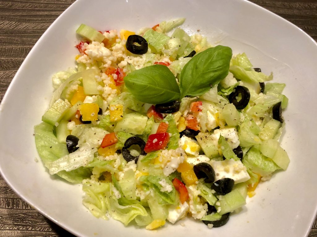 Fit sałatka z kaszą kuskus i jajkiem